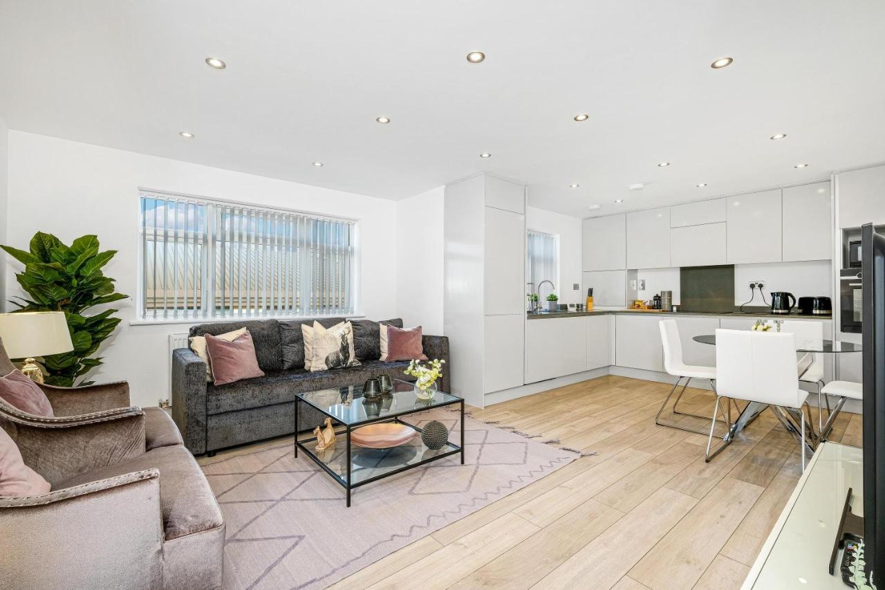 St Martins 2 Bedroom Apartments In Ruislip By 360 Stays エクステリア 写真
