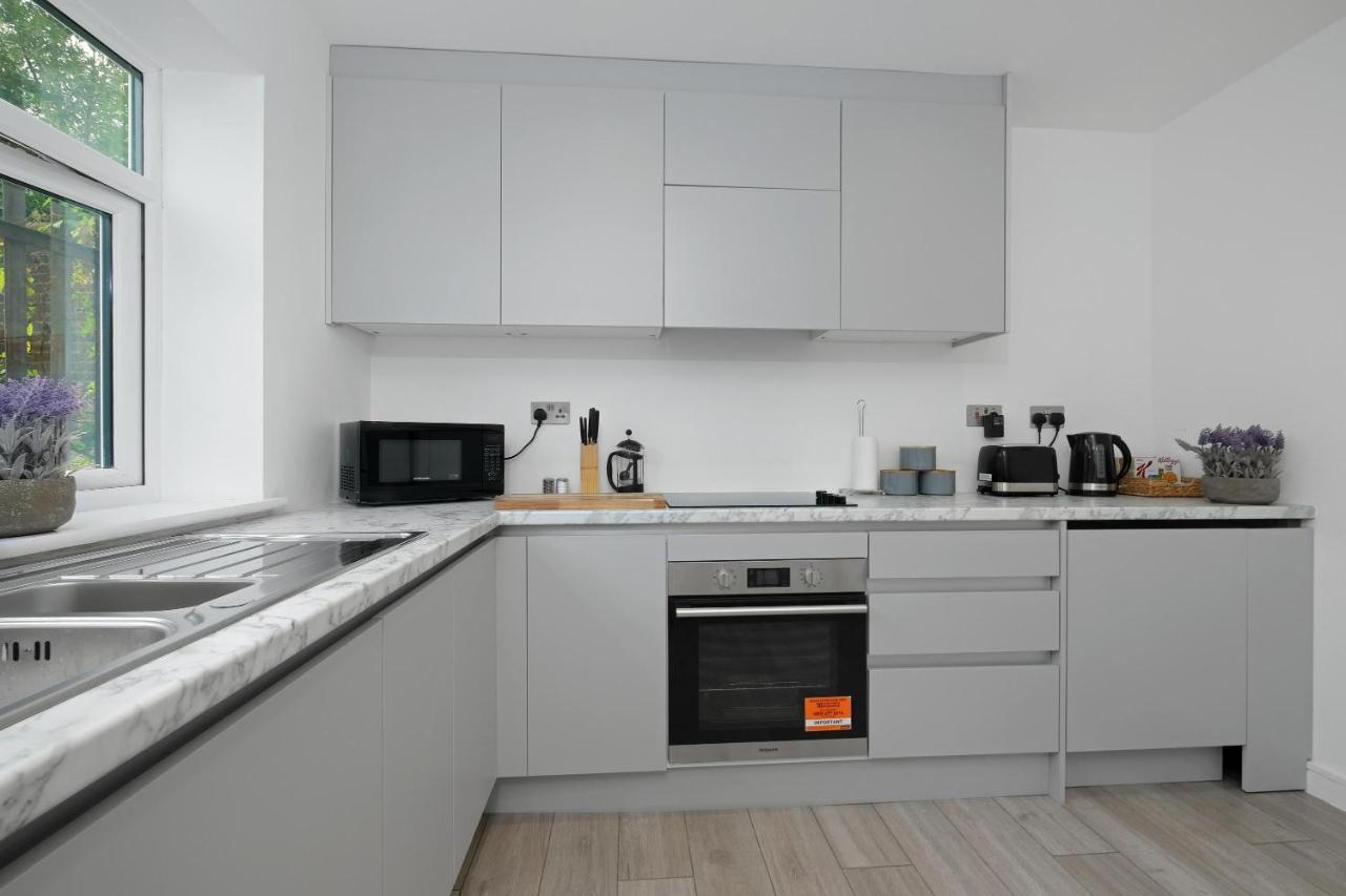 St Martins 2 Bedroom Apartments In Ruislip By 360 Stays エクステリア 写真