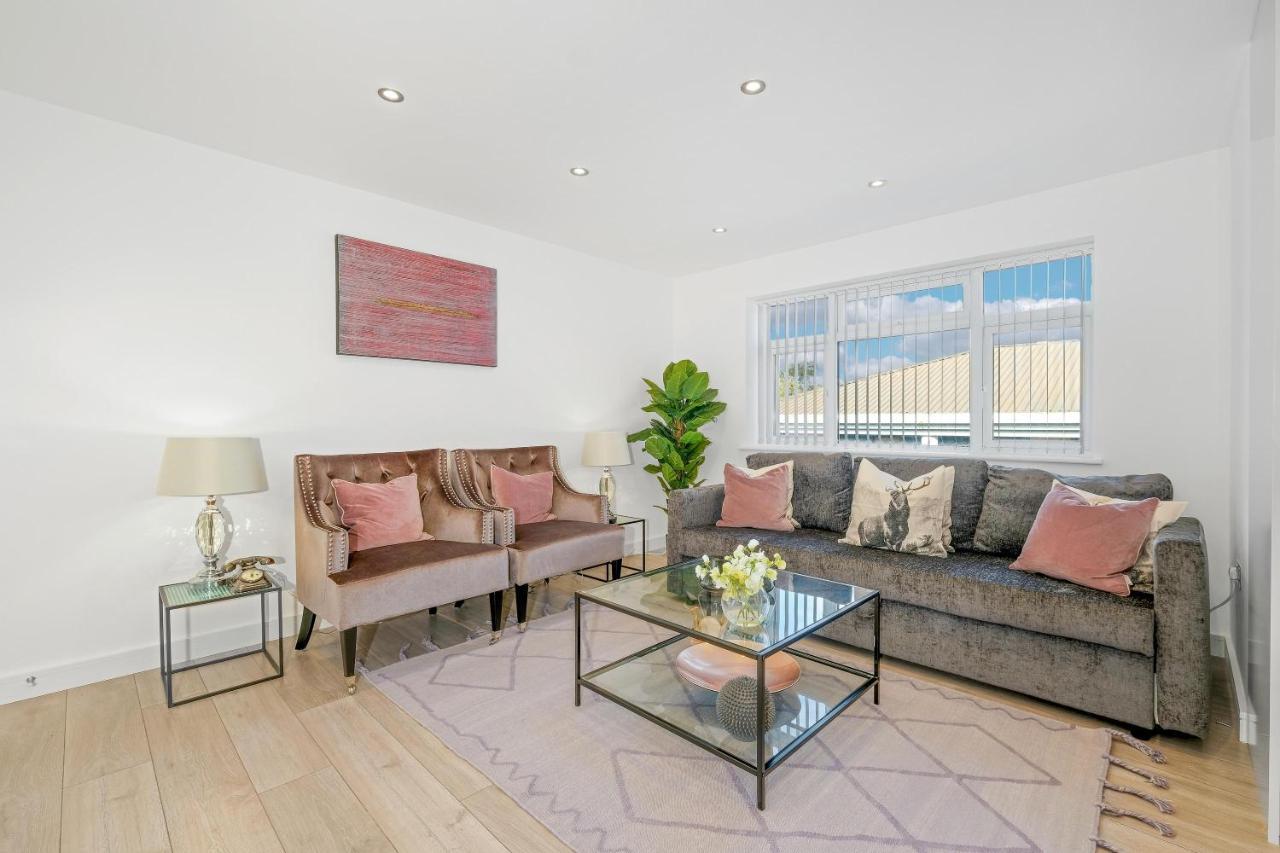 St Martins 2 Bedroom Apartments In Ruislip By 360 Stays エクステリア 写真