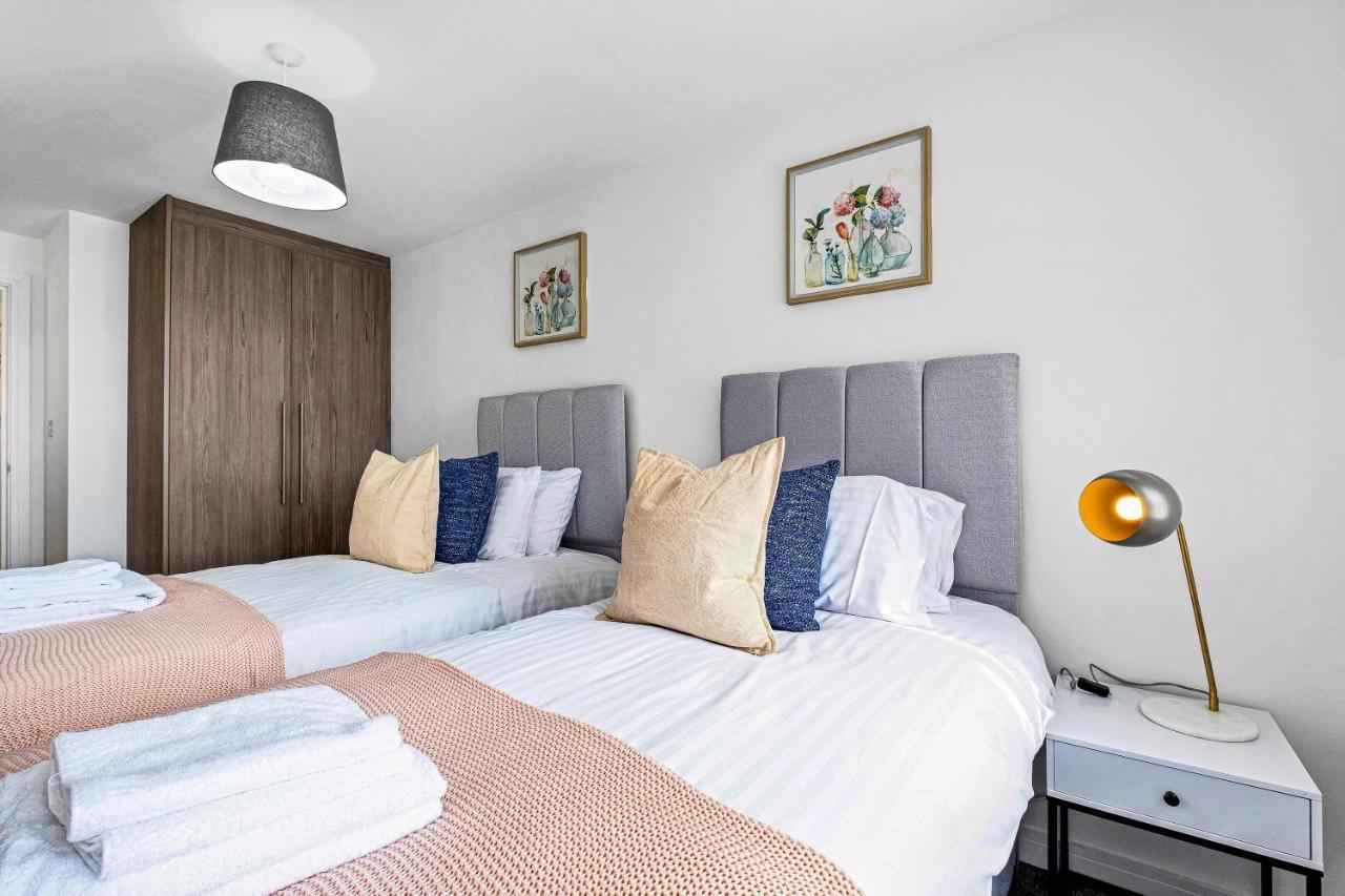 St Martins 2 Bedroom Apartments In Ruislip By 360 Stays エクステリア 写真