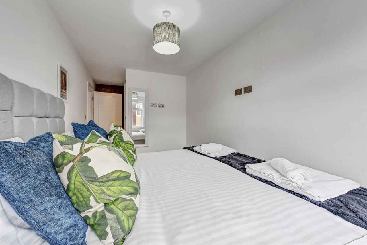 St Martins 2 Bedroom Apartments In Ruislip By 360 Stays エクステリア 写真
