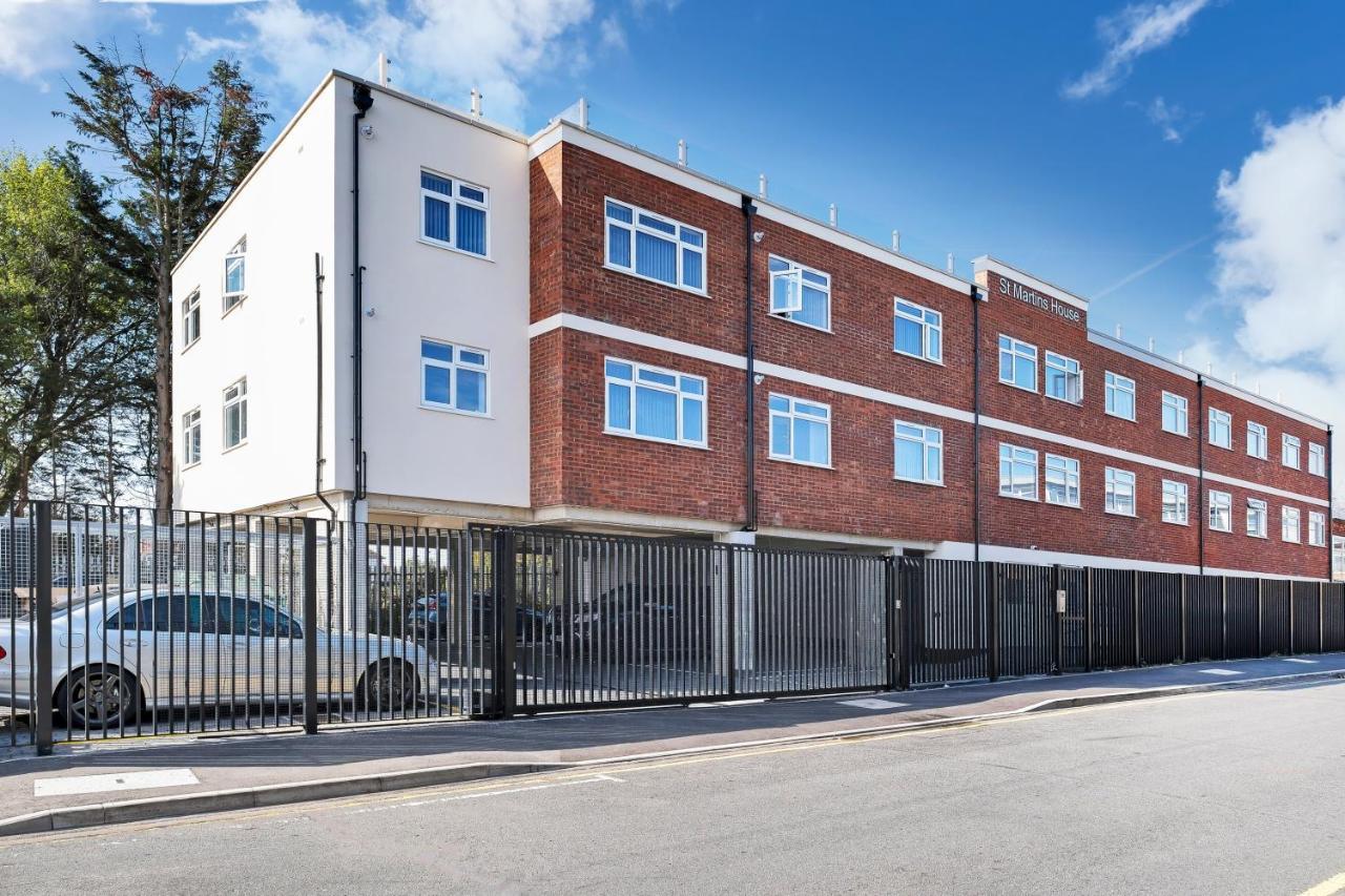 St Martins 2 Bedroom Apartments In Ruislip By 360 Stays エクステリア 写真