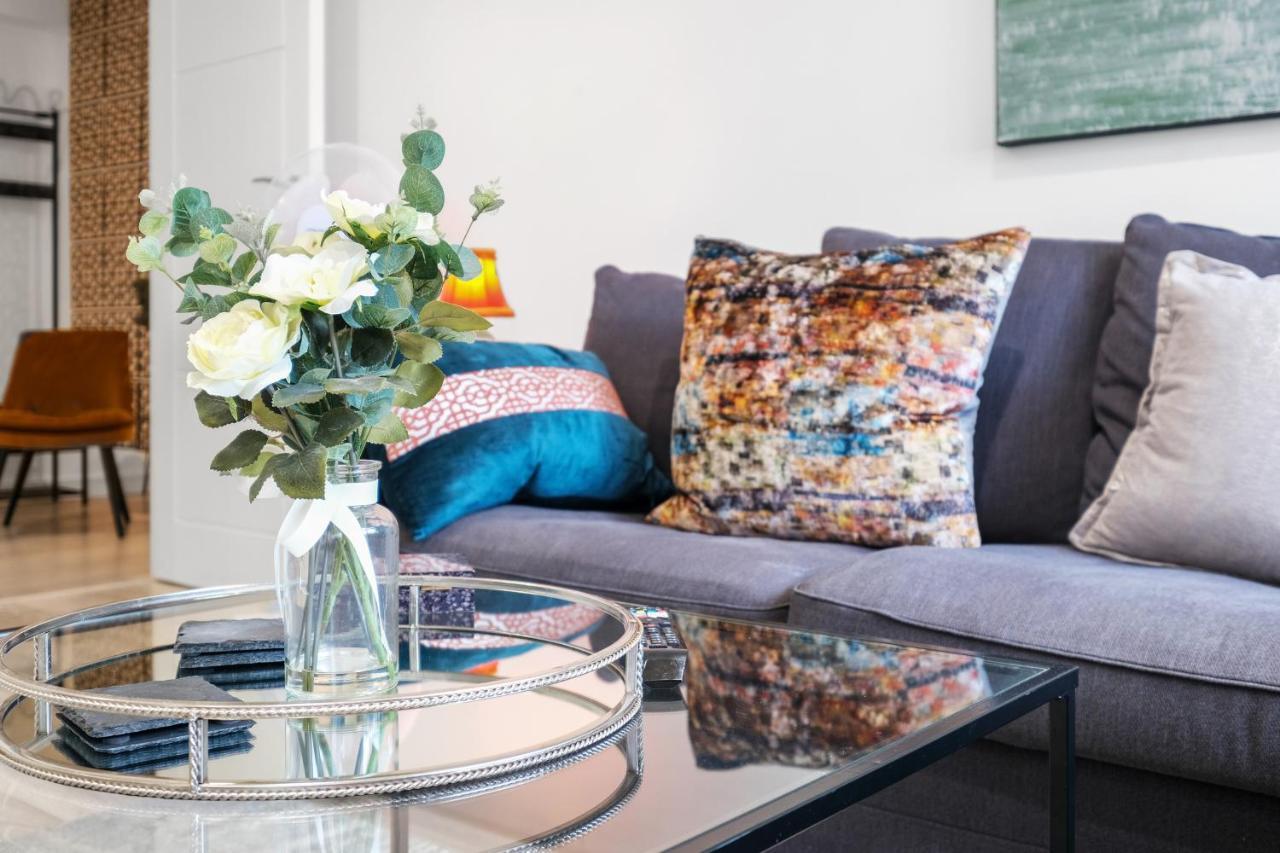 St Martins 2 Bedroom Apartments In Ruislip By 360 Stays エクステリア 写真