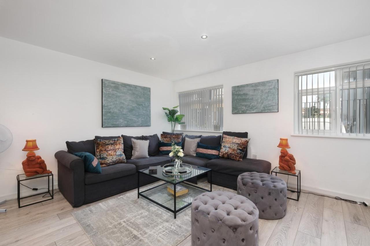 St Martins 2 Bedroom Apartments In Ruislip By 360 Stays エクステリア 写真
