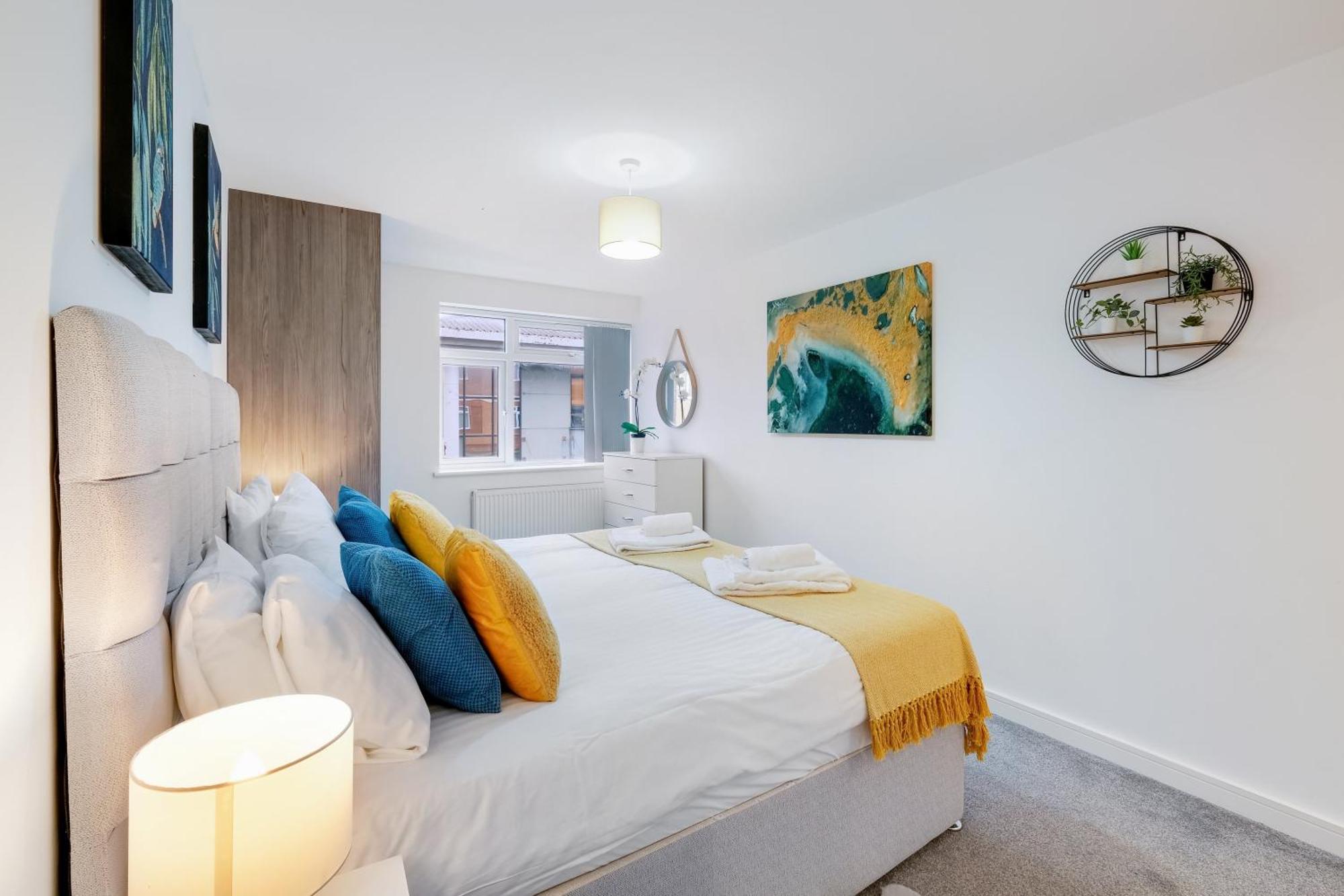St Martins 2 Bedroom Apartments In Ruislip By 360 Stays エクステリア 写真