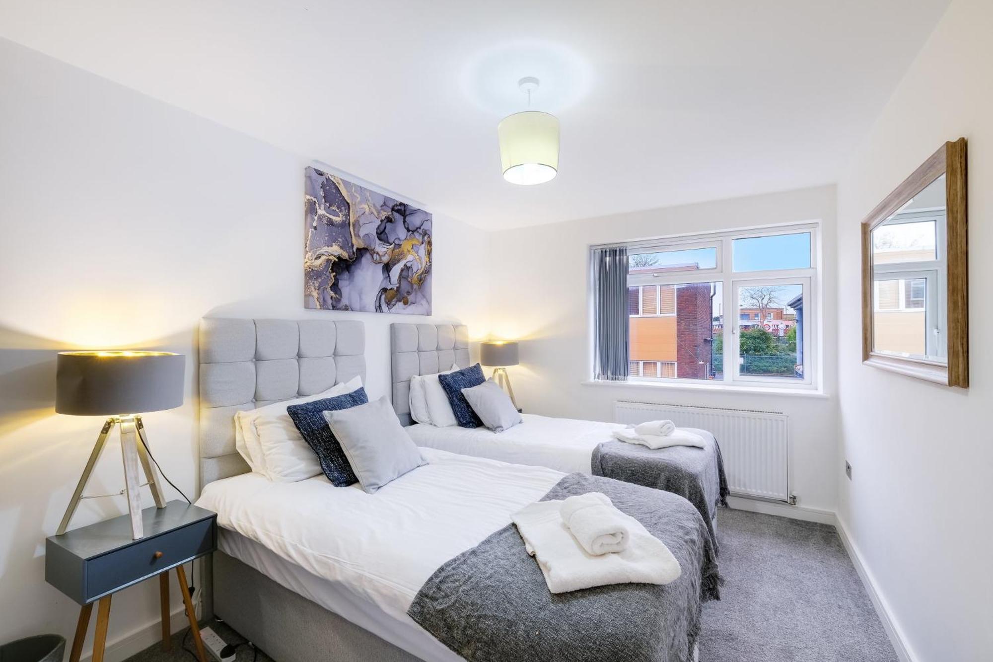 St Martins 2 Bedroom Apartments In Ruislip By 360 Stays エクステリア 写真