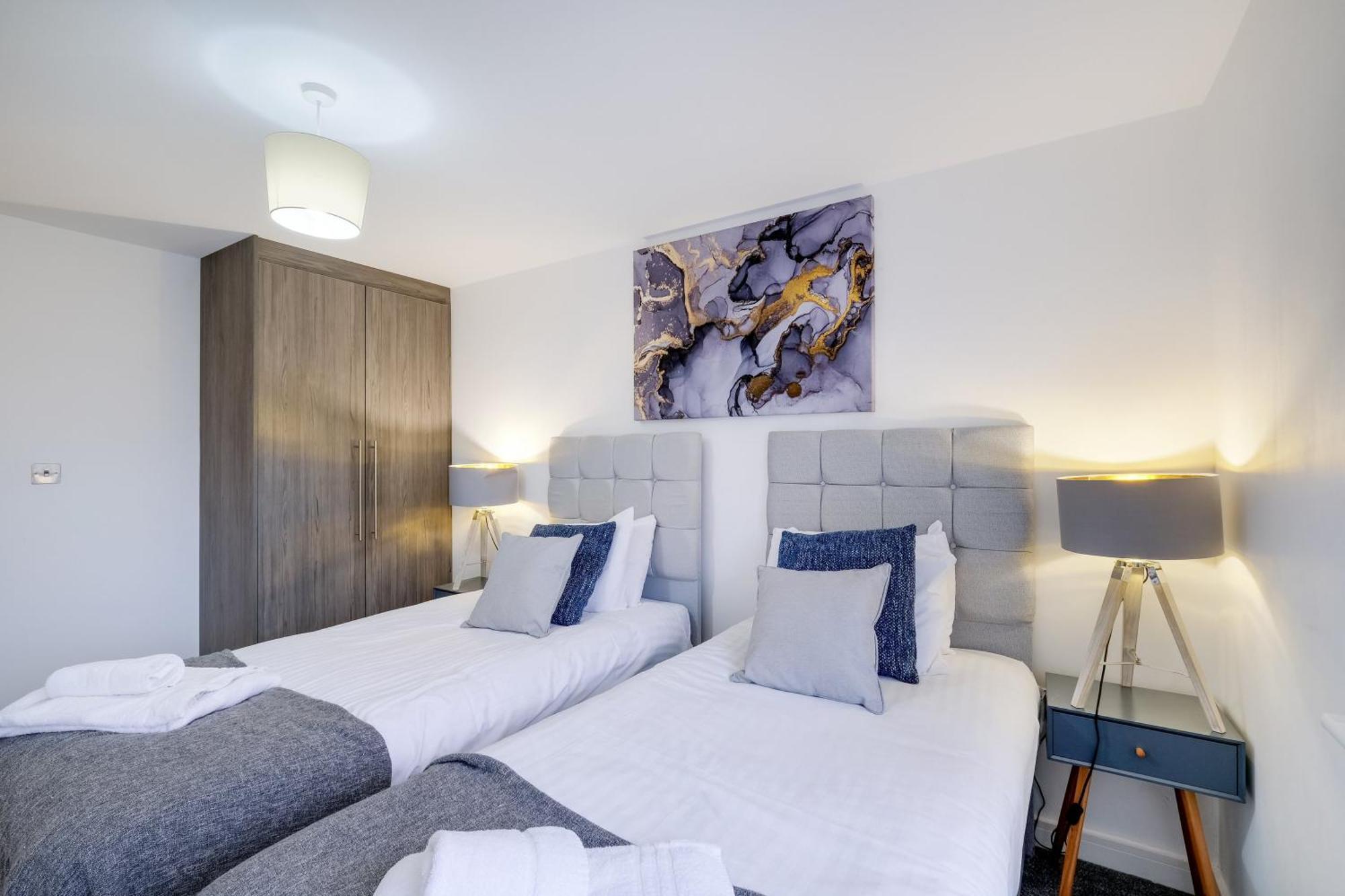 St Martins 2 Bedroom Apartments In Ruislip By 360 Stays エクステリア 写真