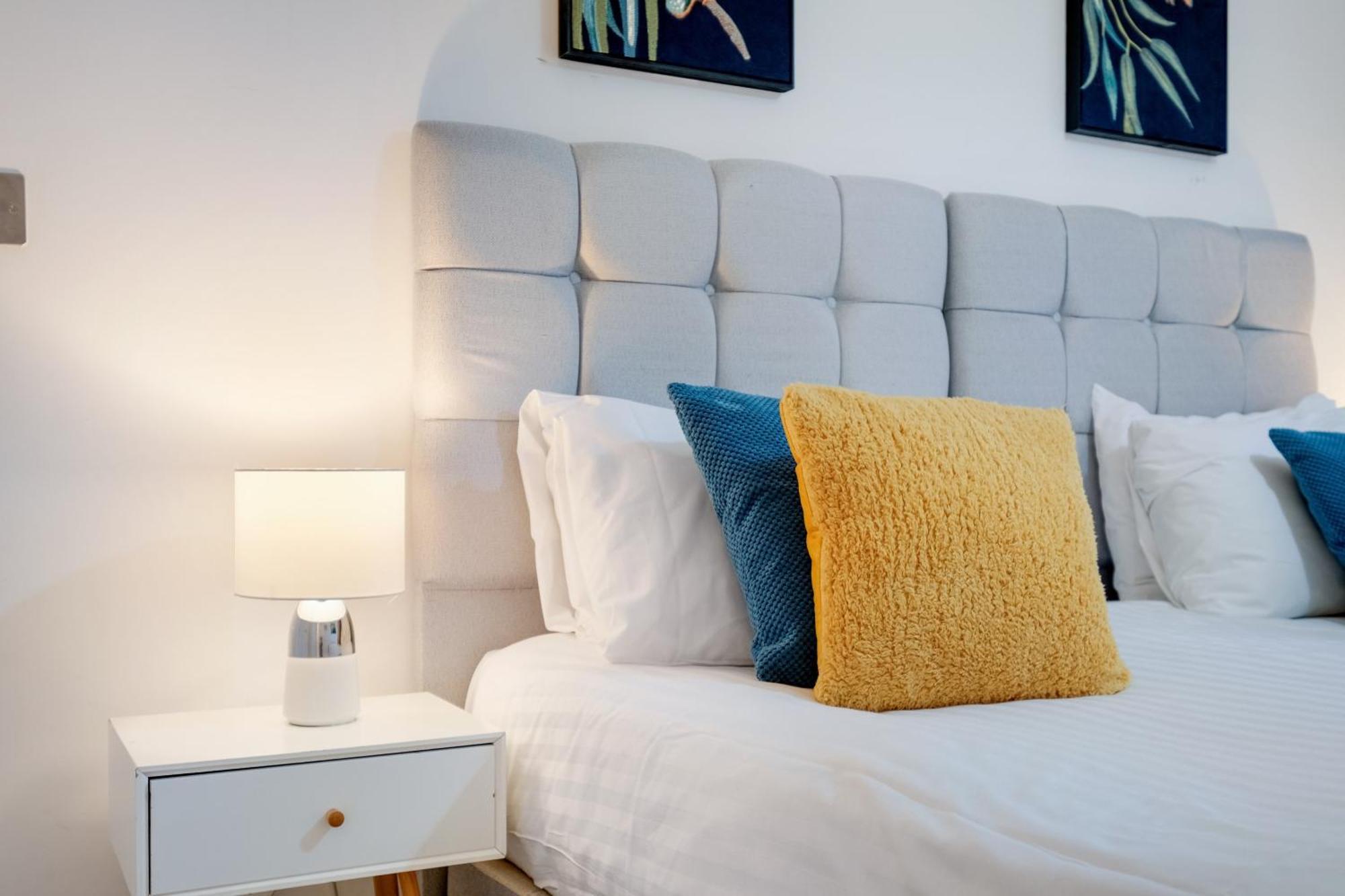 St Martins 2 Bedroom Apartments In Ruislip By 360 Stays エクステリア 写真